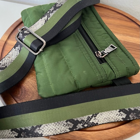 Think Royln Bum Bag Crossbody Puffer Handbag Green 2 Straps Green Snake Print - Picture 9 of 12